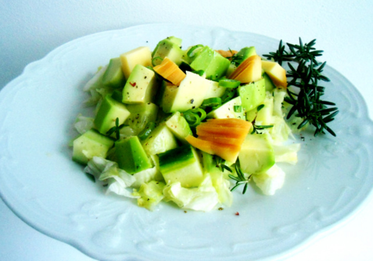 Sałatka z zielonych warzyw z wędzonym serem, awokado i olejem arganowym foto