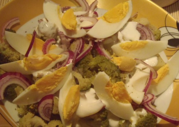 Fotografia przedstawiająca Sałatka z ziemniakami i brokułem