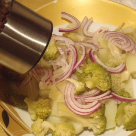 Krok 3 - Sałatka z ziemniakami i brokułem foto