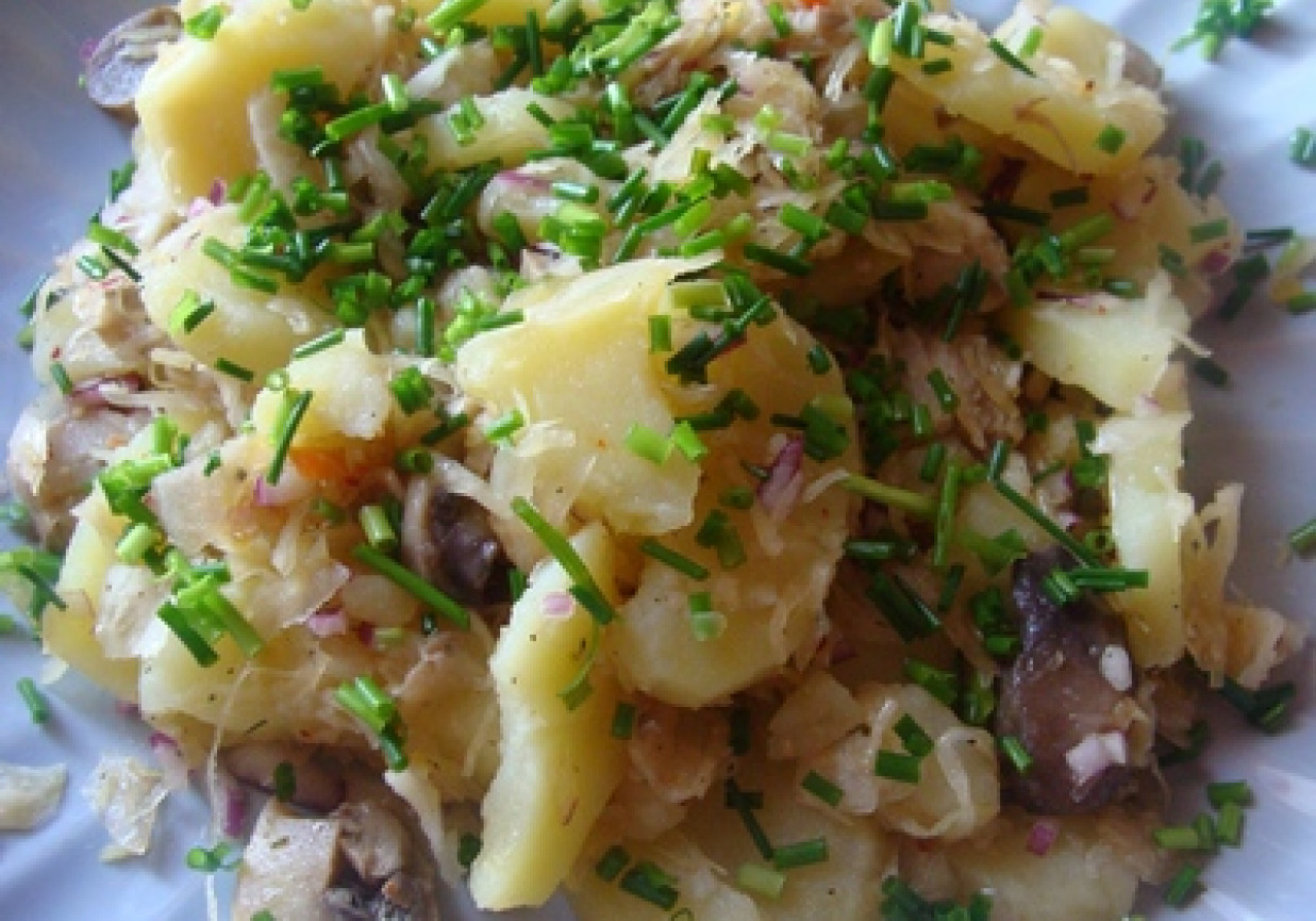 Картофель грибы капуста. Салат постный с картошкой и капустой. Постный салат с картошкой и грибами. Салат капуста грибы картофель. Постный салат с картошкой и грибами и зелёным луком.