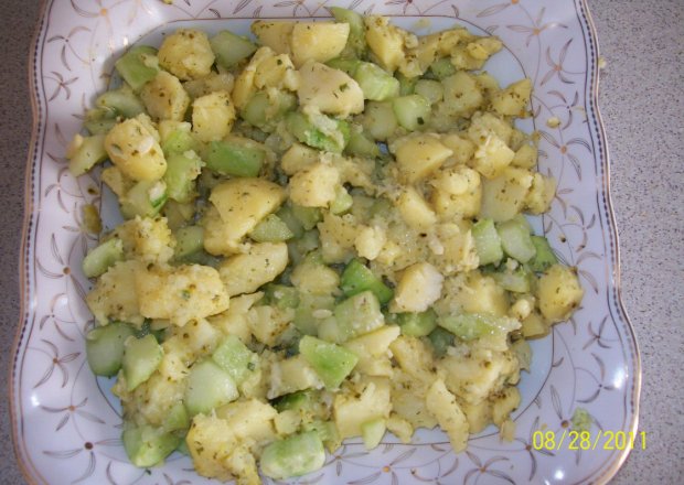 Fotografia przedstawiająca sałatka z ziemniakami i ogórkiem zielonym 2