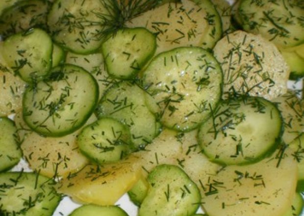 Fotografia przedstawiająca Sałatka z ziemniakami i ogórkiem zielonym