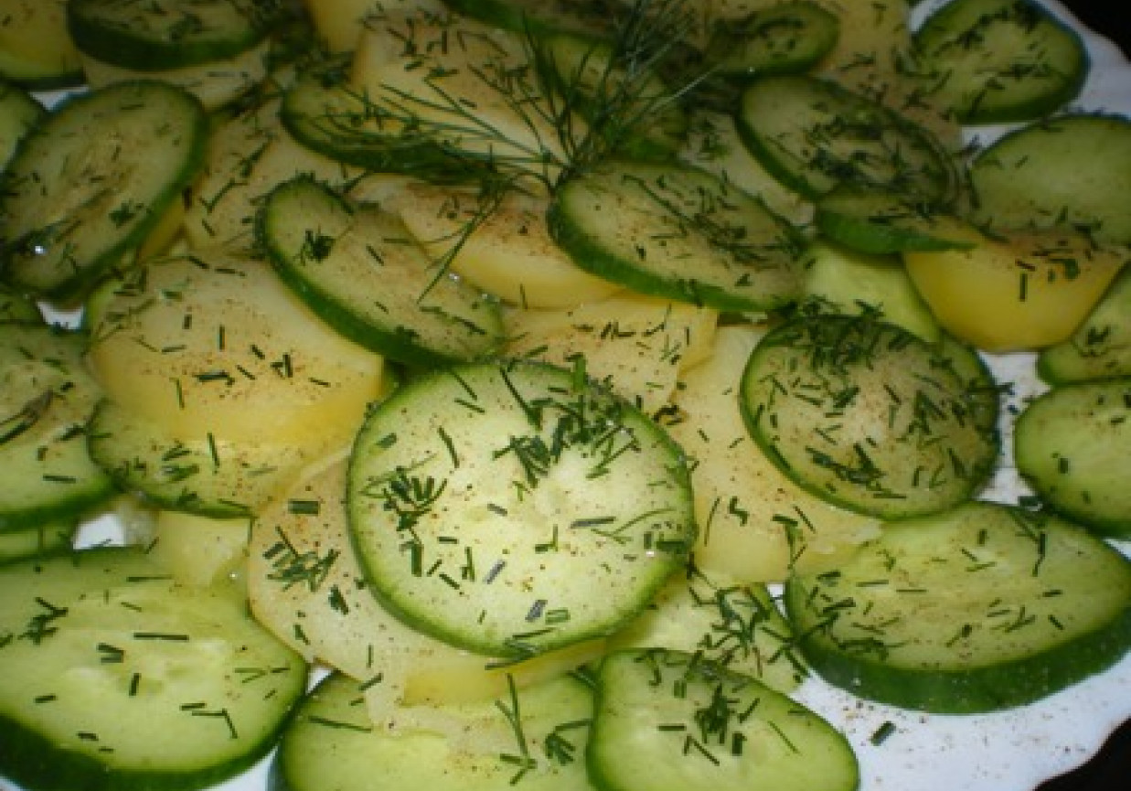 Sałatka z ziemniakami i ogórkiem zielonym foto
