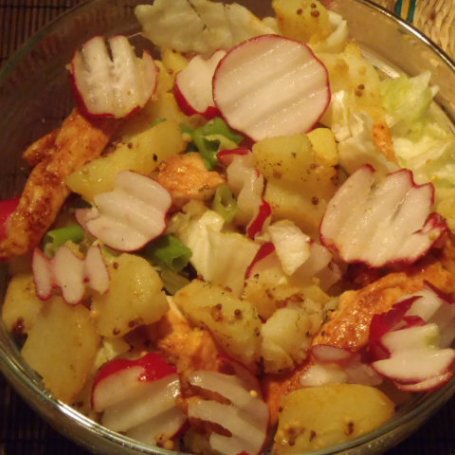 Krok 3 - Sałatka z ziemniakami, kurczakiem i rzodkiewką foto