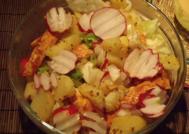 Fotografia przedstawiająca Sałatka z ziemniakami, kurczakiem i rzodkiewką