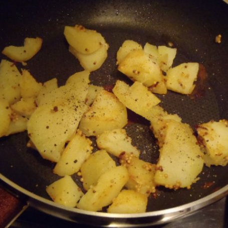 Krok 2 - Sałatka z ziemniakami, kurczakiem i rzodkiewką foto