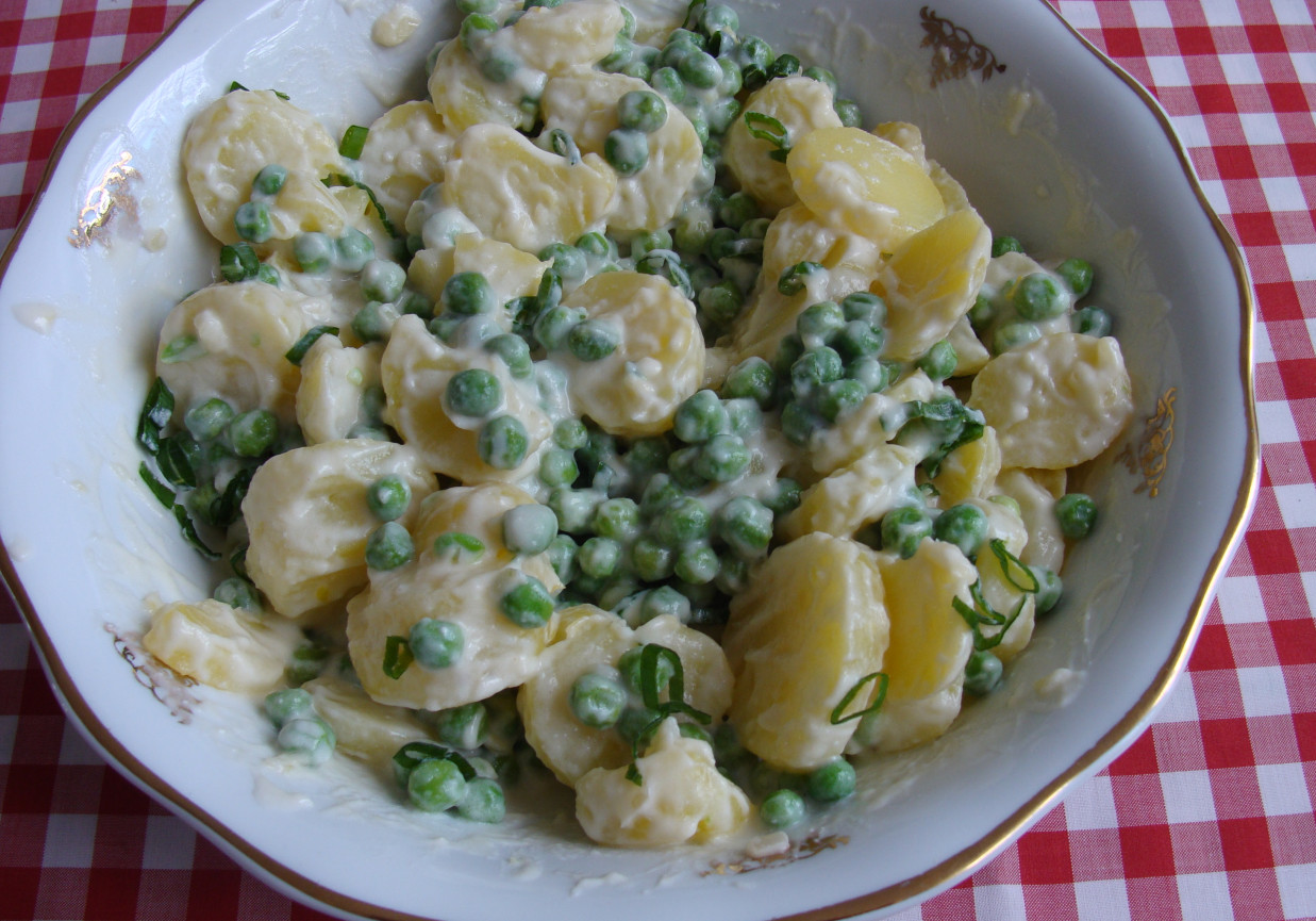 Sałatka z ziemniaków i zielonego groszku w białym sosie foto