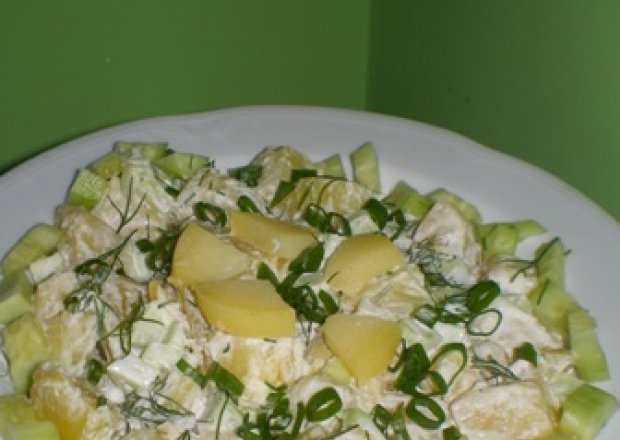 Fotografia przedstawiająca Sałatka z ziemniaków i zielonych ogórków