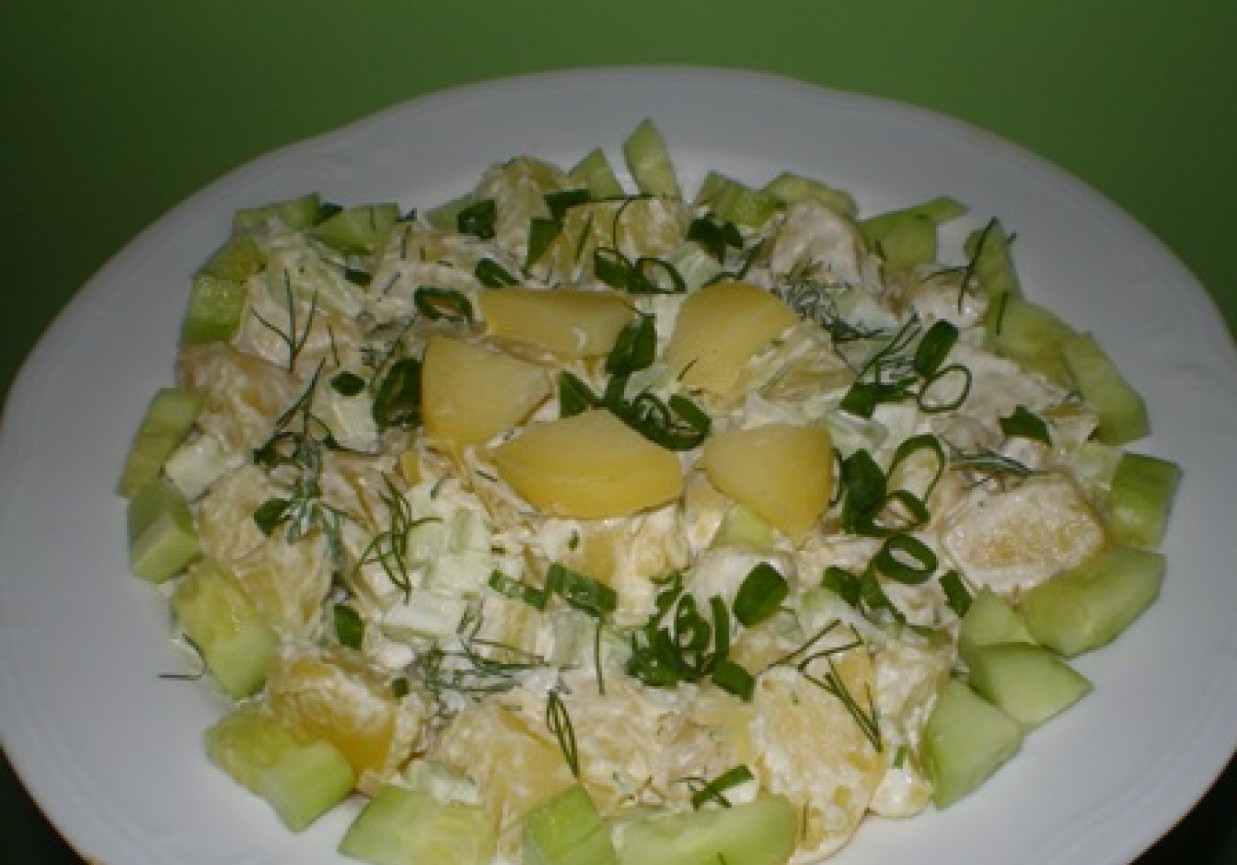Sałatka z ziemniaków i zielonych ogórków foto