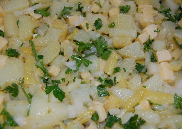 Fotografia przedstawiająca Sałatka z ziemniaków i żółtego sera