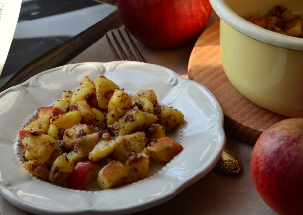 Fotografia przedstawiająca sałatka z ziemniaków, jabłek i kaszanki