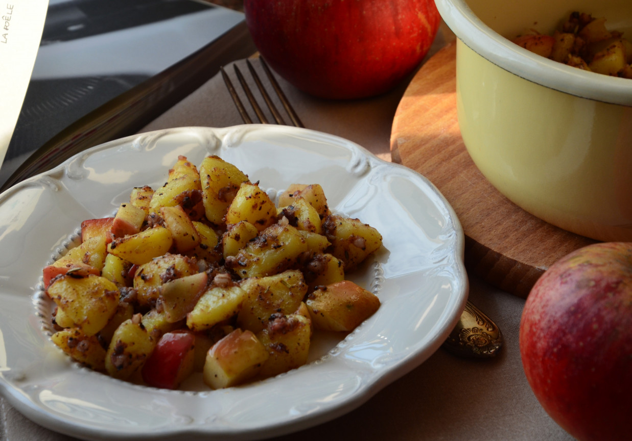 sałatka z ziemniaków, jabłek i kaszanki foto
