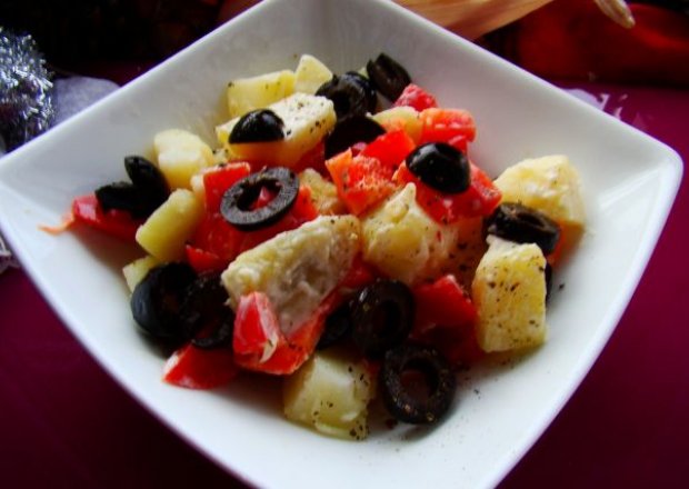 Fotografia przedstawiająca Sałatka z ziemniaków ,papryki i oliwek