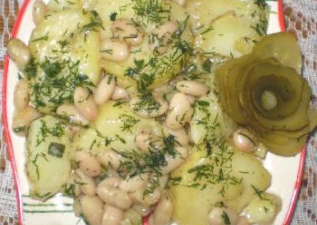 Fotografia przedstawiająca Sałatka z ziemniaków z fasolą do grilla :