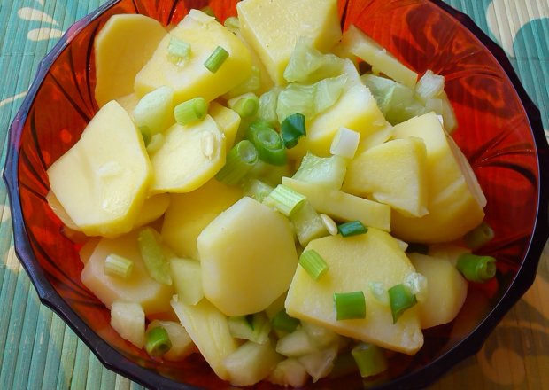 Fotografia przedstawiająca sałatka z ziemniaków z ogórkiem świeżym