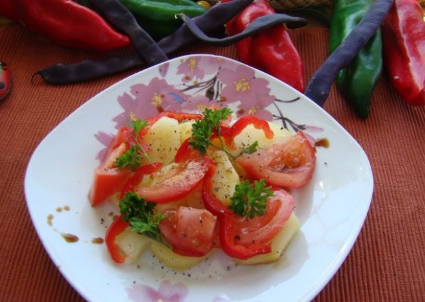 Fotografia przedstawiająca Sałatka z ziemniaków,pomidora z sosem z octu balsamicznego