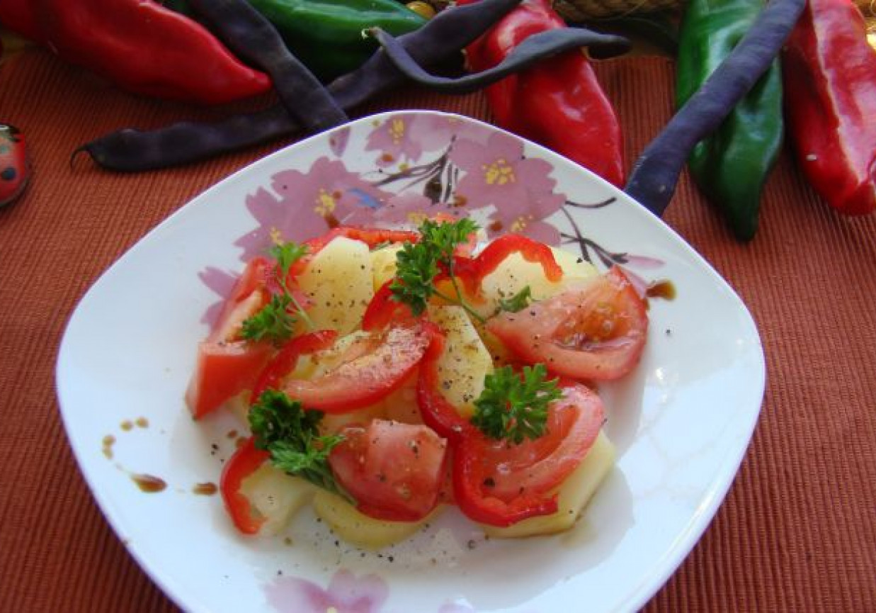 Sałatka z ziemniaków,pomidora z sosem z octu balsamicznego foto