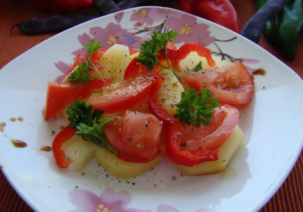 Sałatka z ziemniaków,pomidora z sosem z octu balsamicznego foto