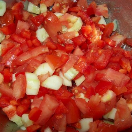Krok 2 - Sałatka z ziołami z papryki, ogórków i pomidorów foto