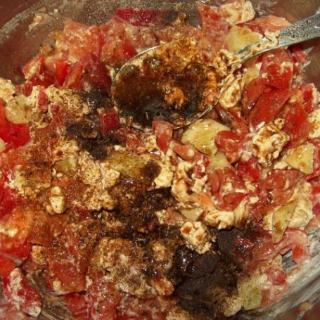 Krok 4 - Sałatka z ziołami z papryki, ogórków i pomidorów foto