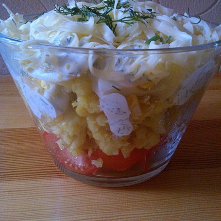 Krok 3 - Sałatka z żółtego kalafiora,pomidorów i jajek w sosie koperkowym pod serową pierzynką foto