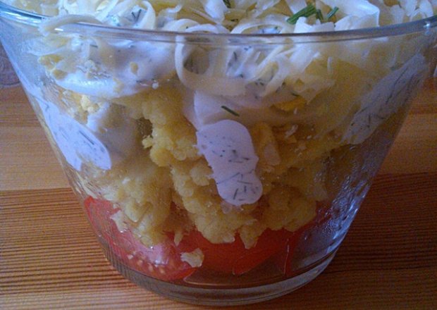 Fotografia przedstawiająca Sałatka z żółtego kalafiora,pomidorów i jajek w sosie koperkowym pod serową pierzynką
