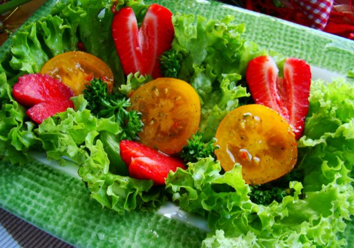 Sałatka z żółtym pomidorem i truskawką foto