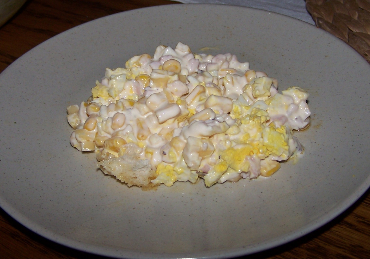 Sałatka z żółtym serem foto