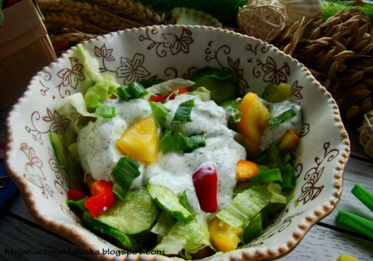 Sałatka z żółtymi pomidorami z sosem koperkowym foto