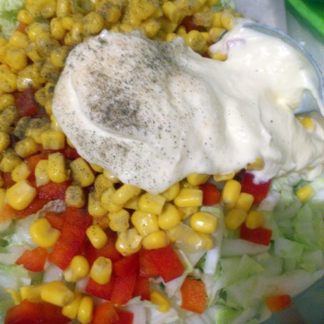 Krok 3 - Sałatka z zupek chińskich z kurczakiem i kapustą pekińską foto