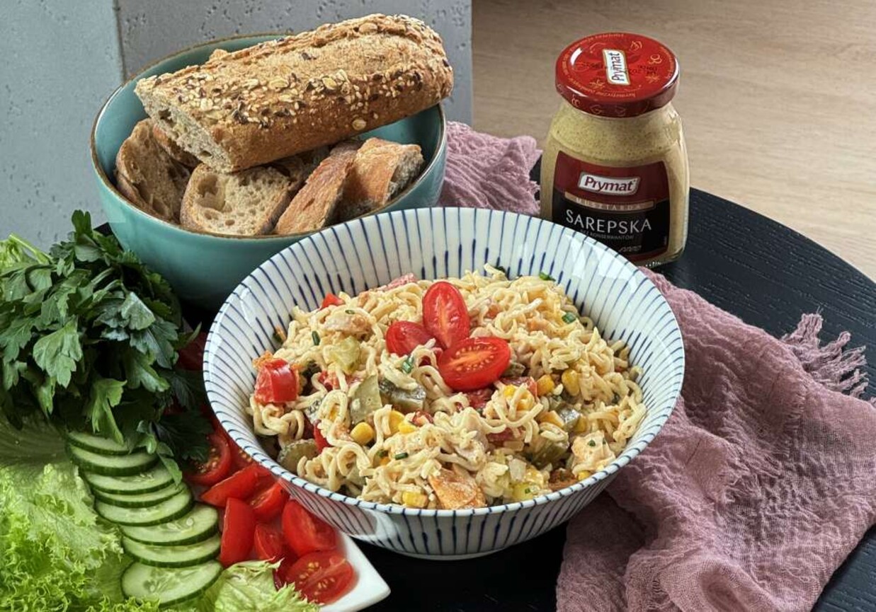 Sałatka z zupek chińskich z kurczakiem foto