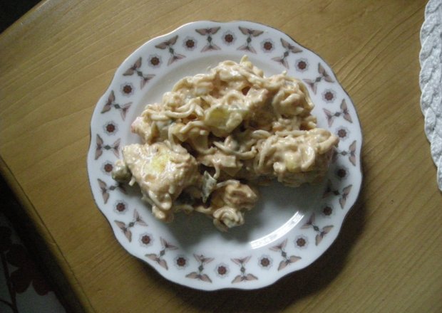 Fotografia przedstawiająca sałatka z zupką chińską i żółtym serem