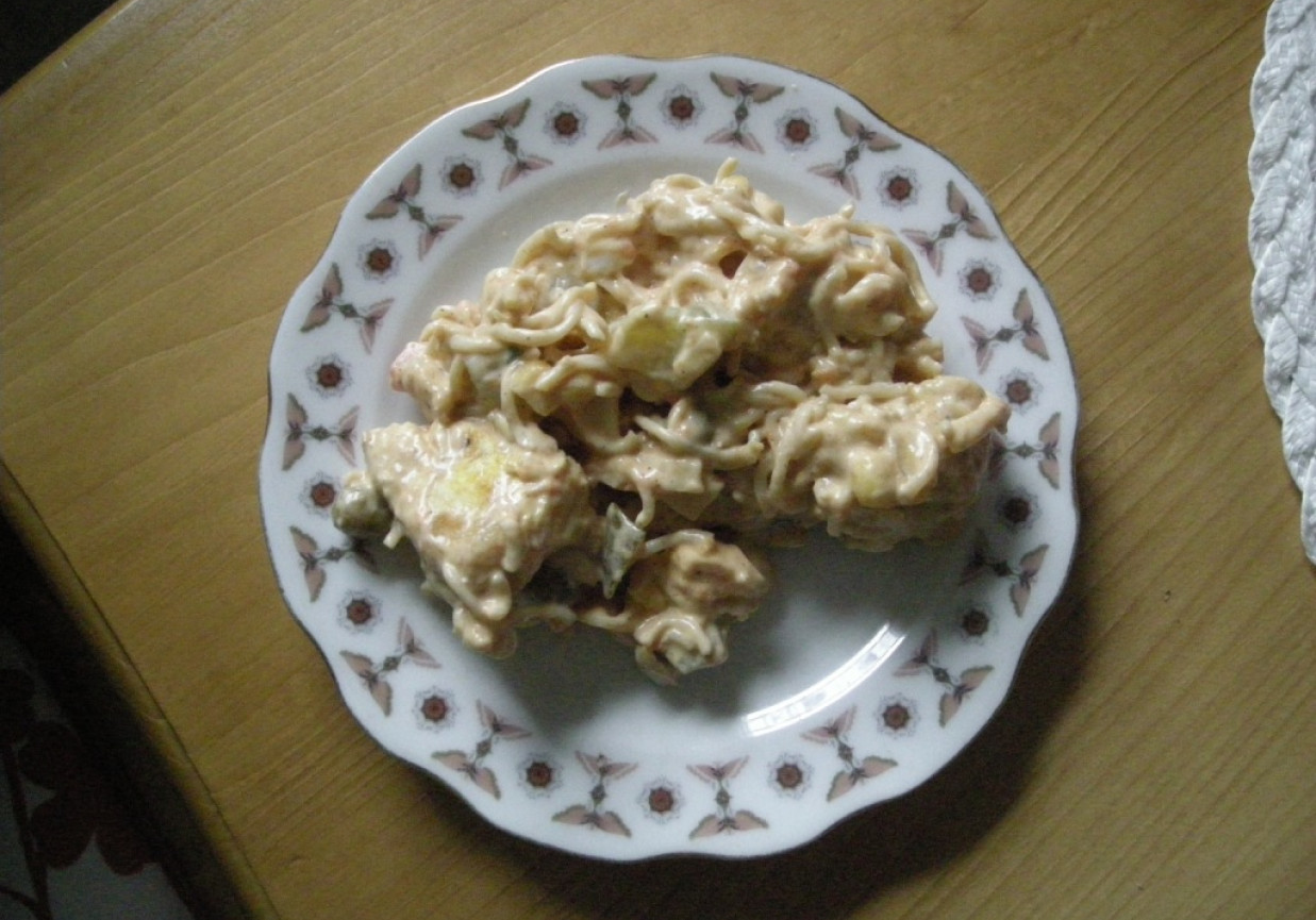 sałatka z zupką chińską i żółtym serem foto