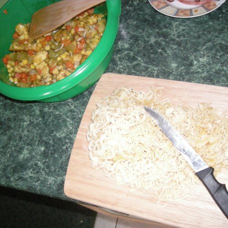 Krok 1 - sałatka z zupką chińską i żółtym serem foto
