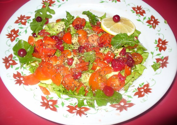 Fotografia przedstawiająca Salatka  z żurawiną i pomidorkami koktajlowymi