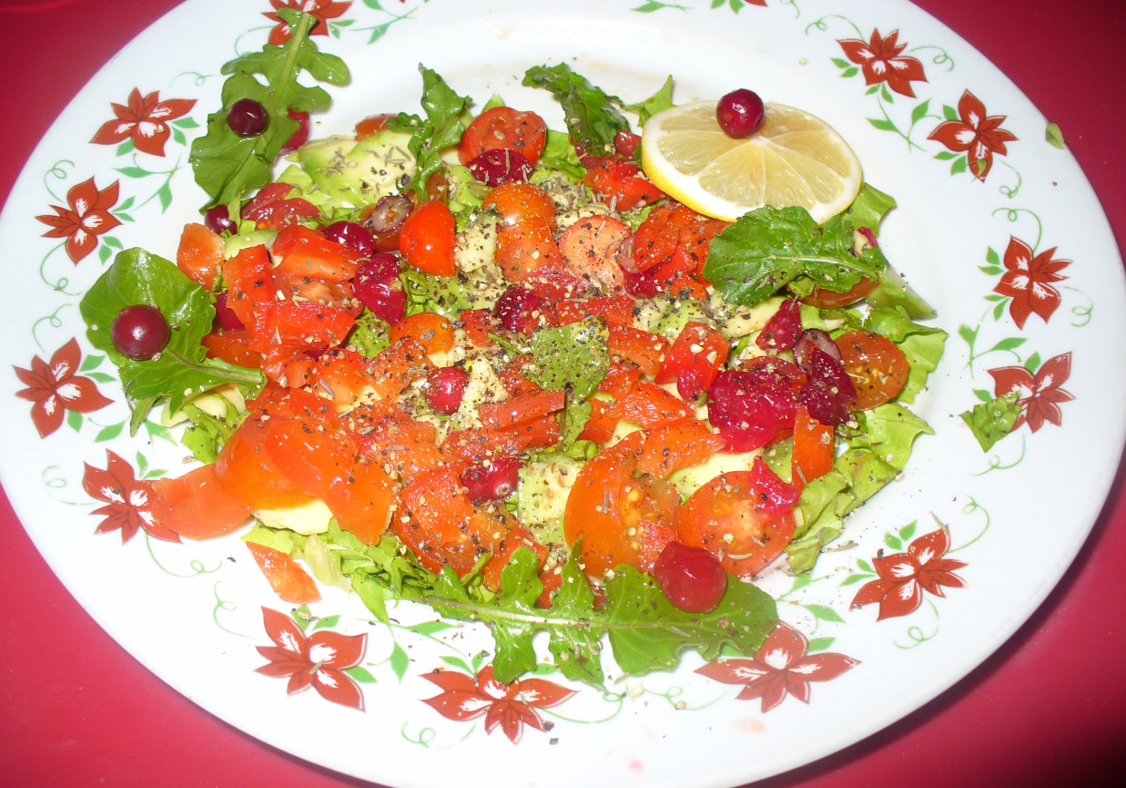 Salatka  z żurawiną i pomidorkami koktajlowymi  foto