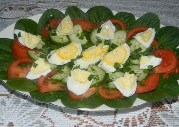 Fotografia przedstawiająca Sałatka za szpinakiem i jajkiem