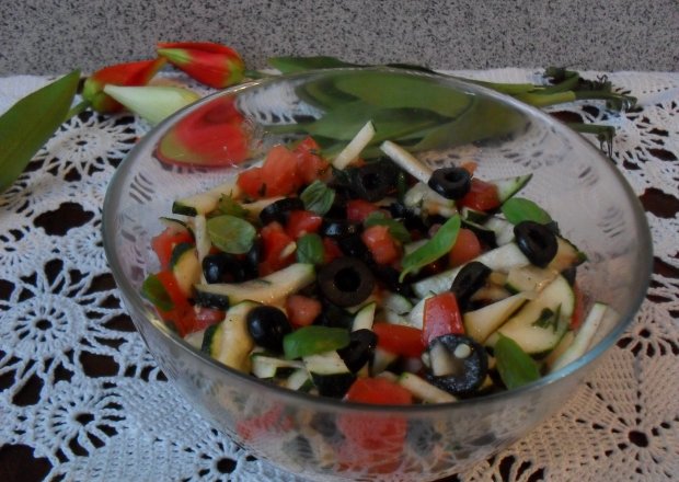 Fotografia przedstawiająca Sałatka zcukinii i pomidorów z oliwkami