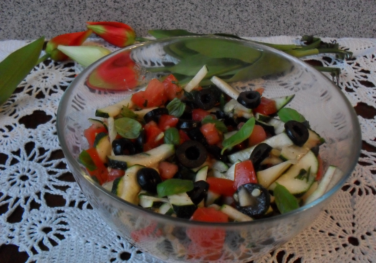 Sałatka zcukinii i pomidorów z oliwkami foto