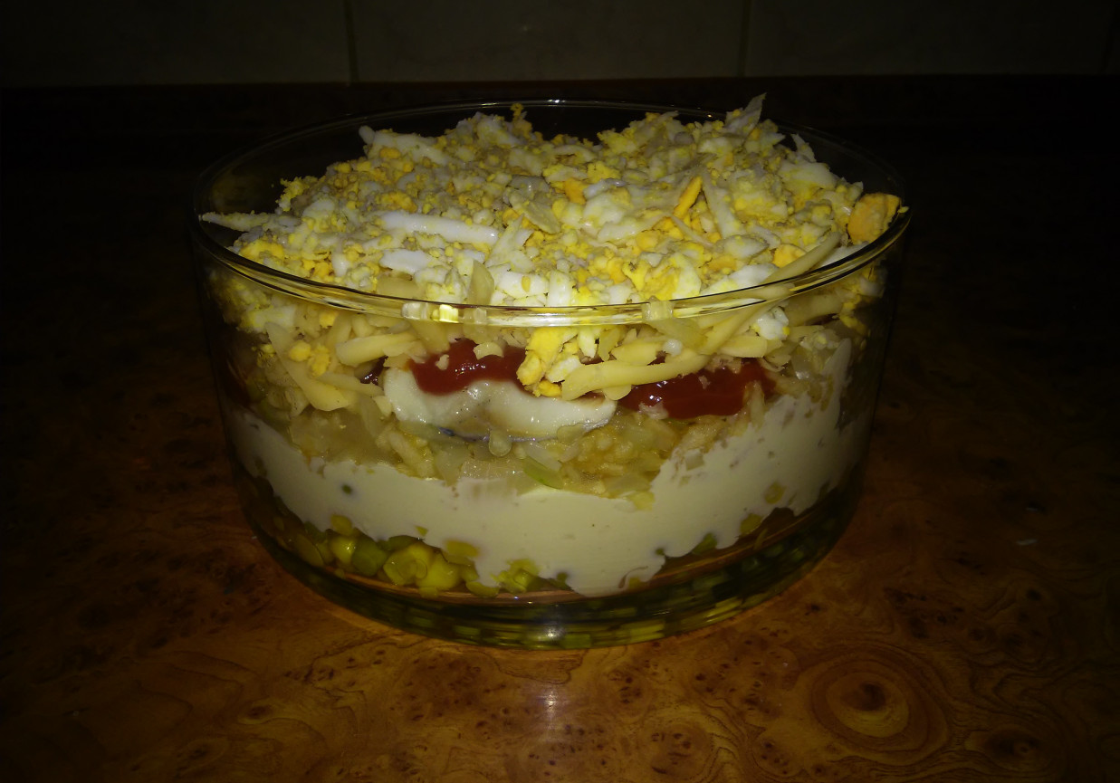 Sałatka ze śledziem i ktchupem foto