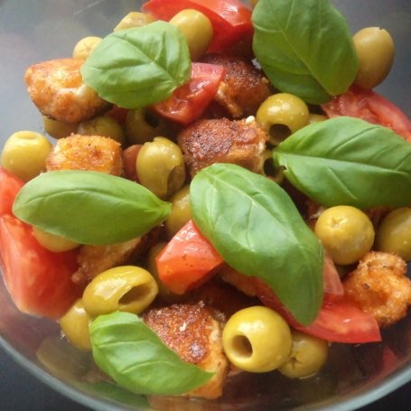 Krok 5 - Sałatka ze smażoną fetą, oliwkami i pomidorem . foto
