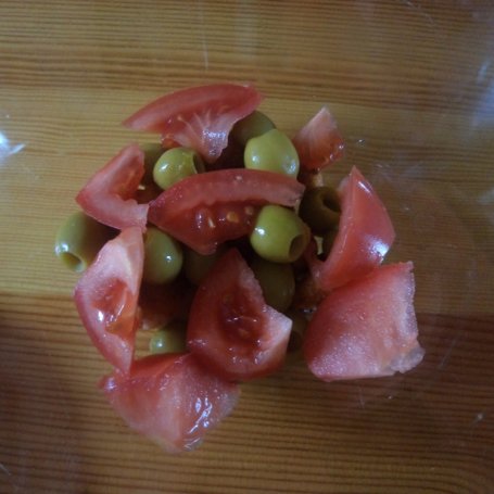 Krok 3 - Sałatka ze smażoną fetą, oliwkami i pomidorem . foto