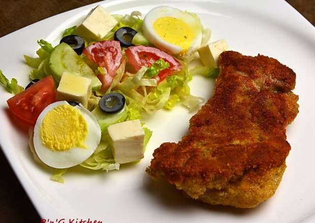 Fotografia przedstawiająca Sałatka ze smażonym kurczakiem i serem typu feta