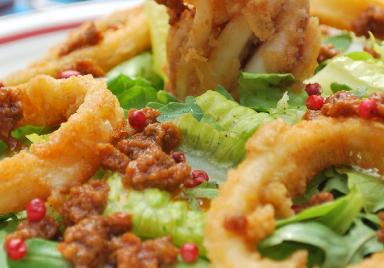 Sałatka ze smażonymi kalmarami i suszonymi pomidorami Teo Vafidis foto