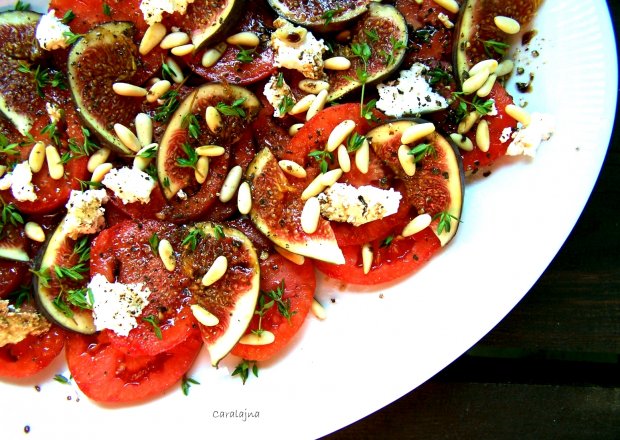 Fotografia przedstawiająca sałatka ze świeżych pomidorów i fig