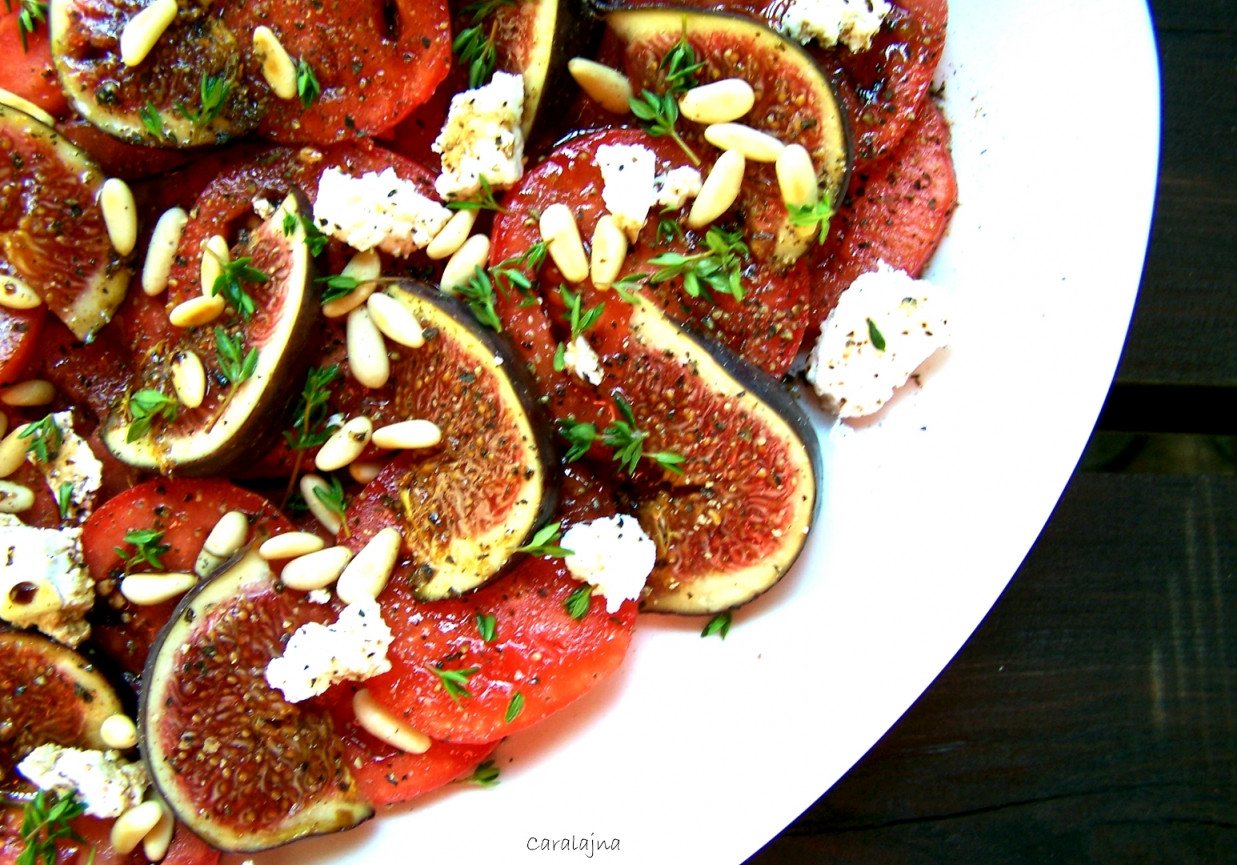 sałatka ze świeżych pomidorów i fig foto