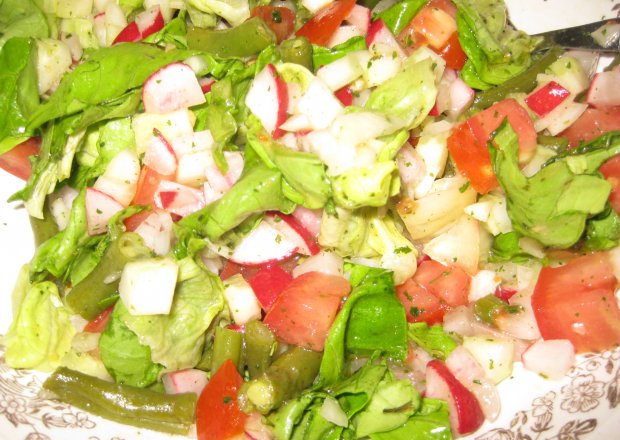 Fotografia przedstawiająca sałatka ze świeżych warzyw z fasolką szparagową