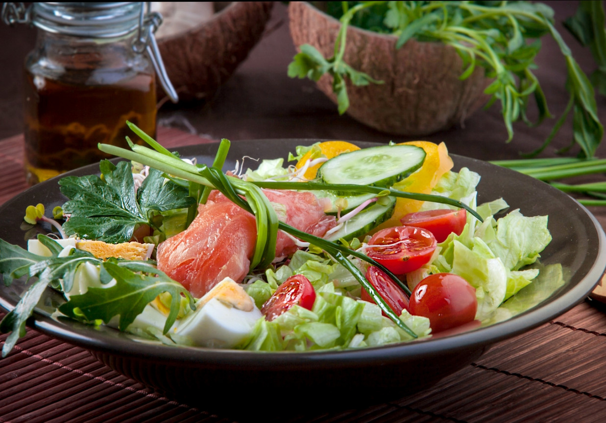 Sałatka ze świeżym łososiem foto