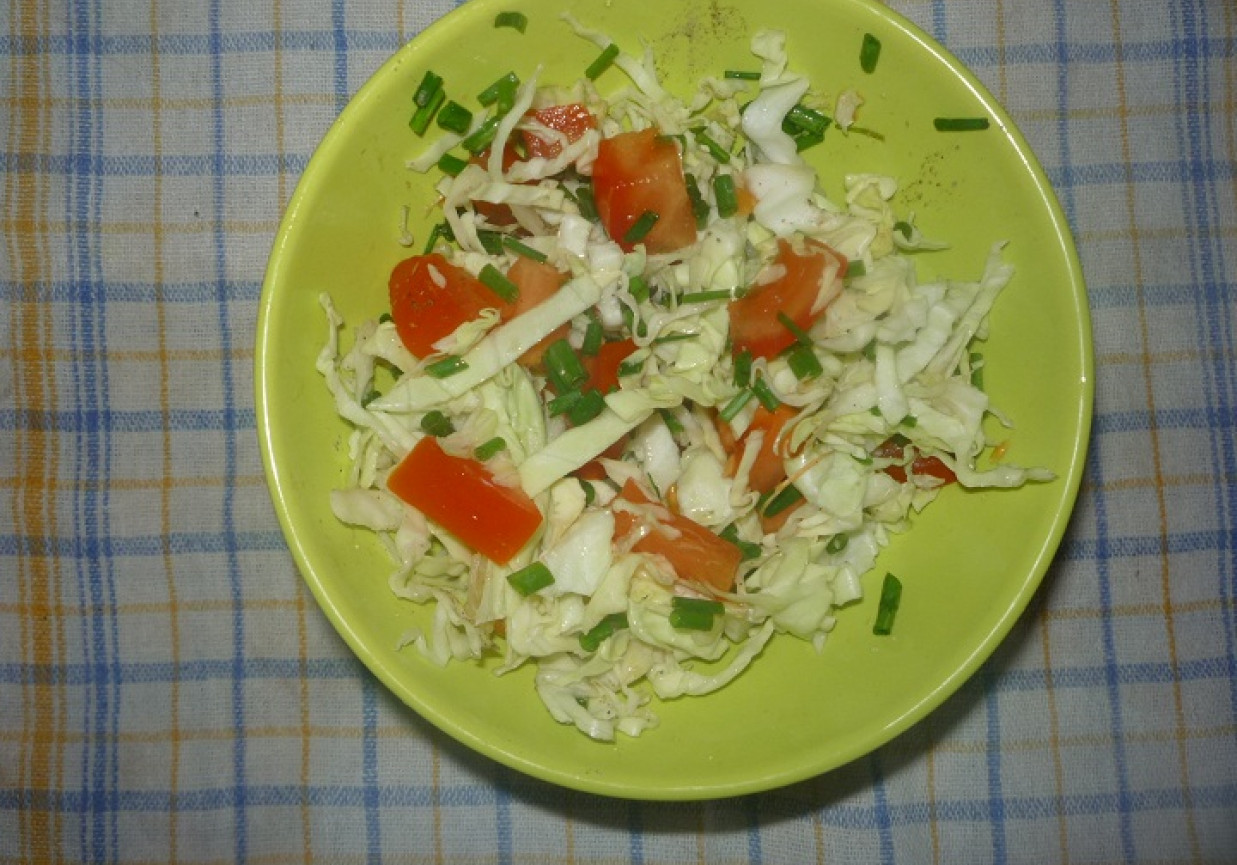 Sałatka ze szczypiokiem i pomidorem foto
