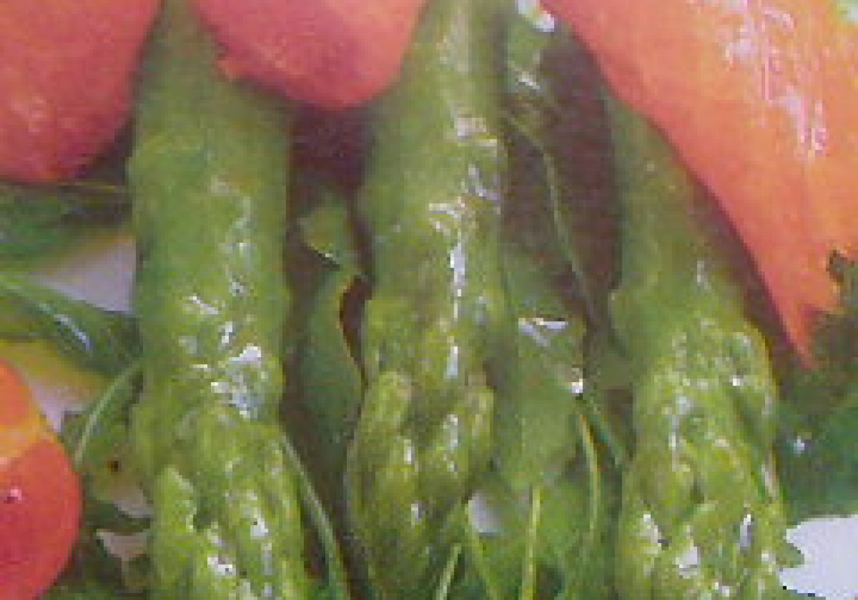 Sałatka ze szparagów i wędzonego łososia foto